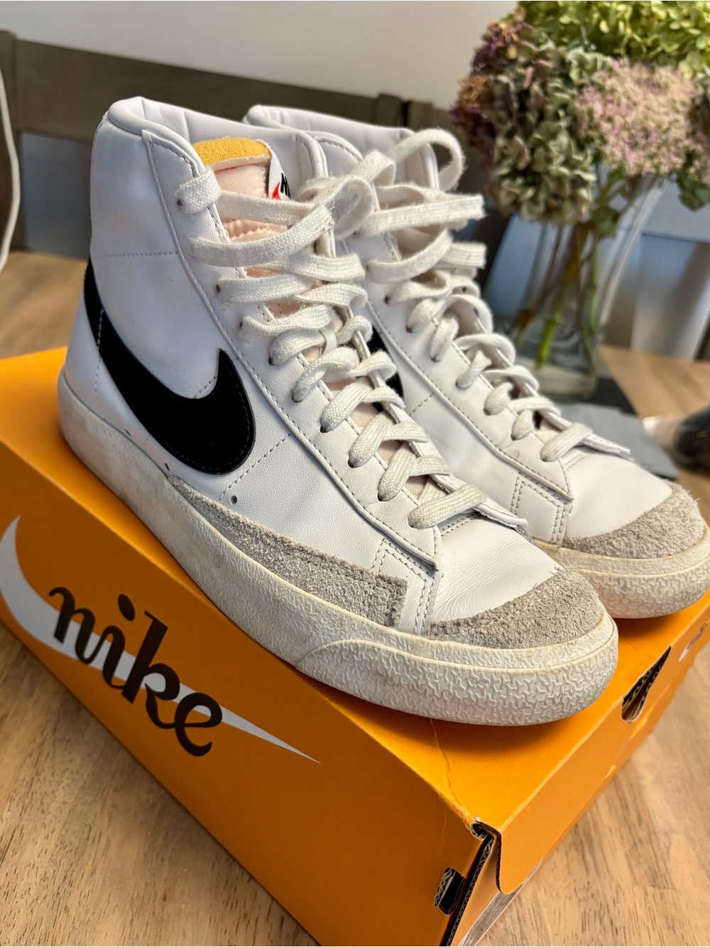 Nike Women's White/Black Mid ‘77
